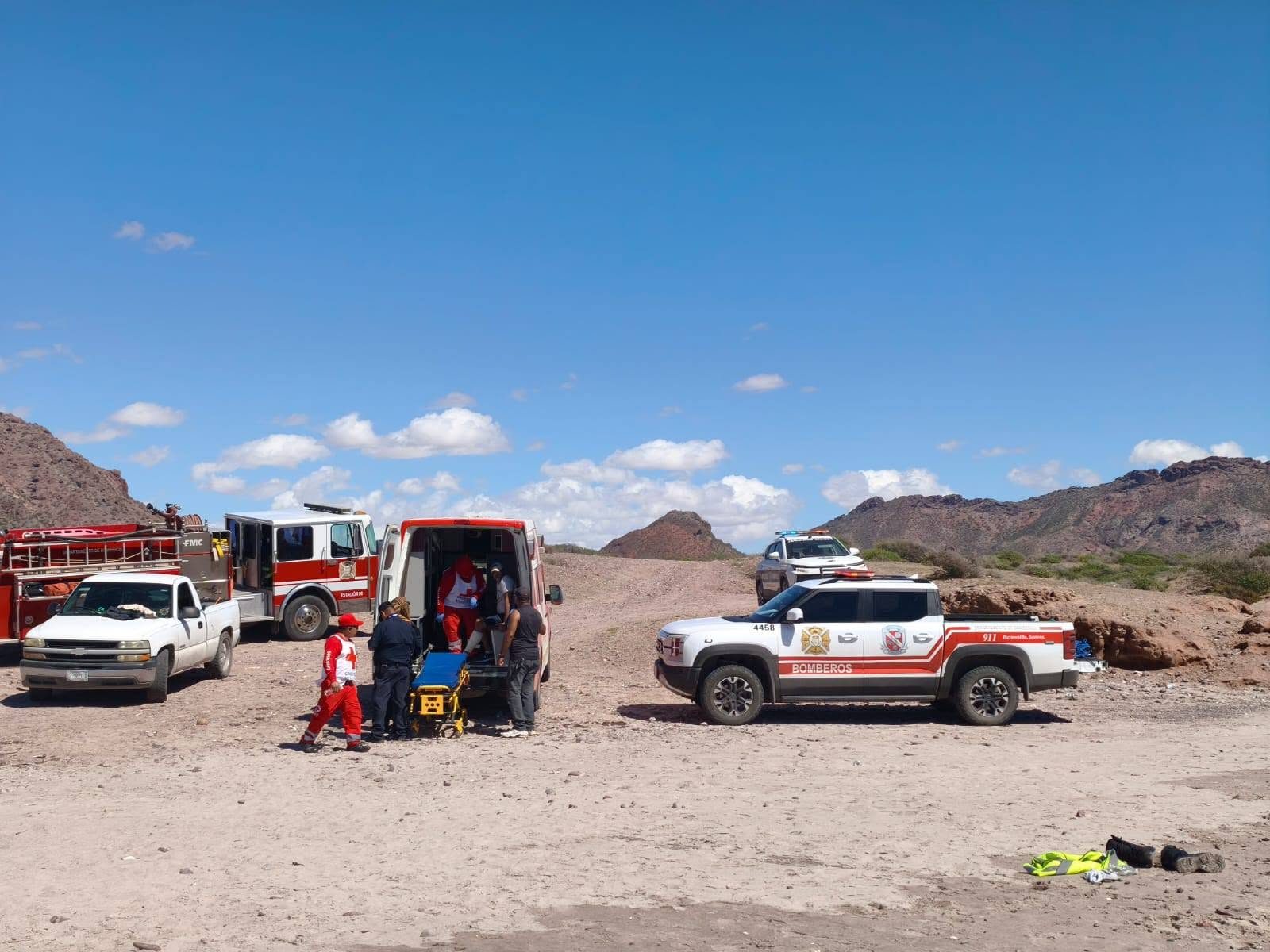 Rescatan a dos pescadores atrapados por la marea en Bahía de Kino; uno resultó lesionado