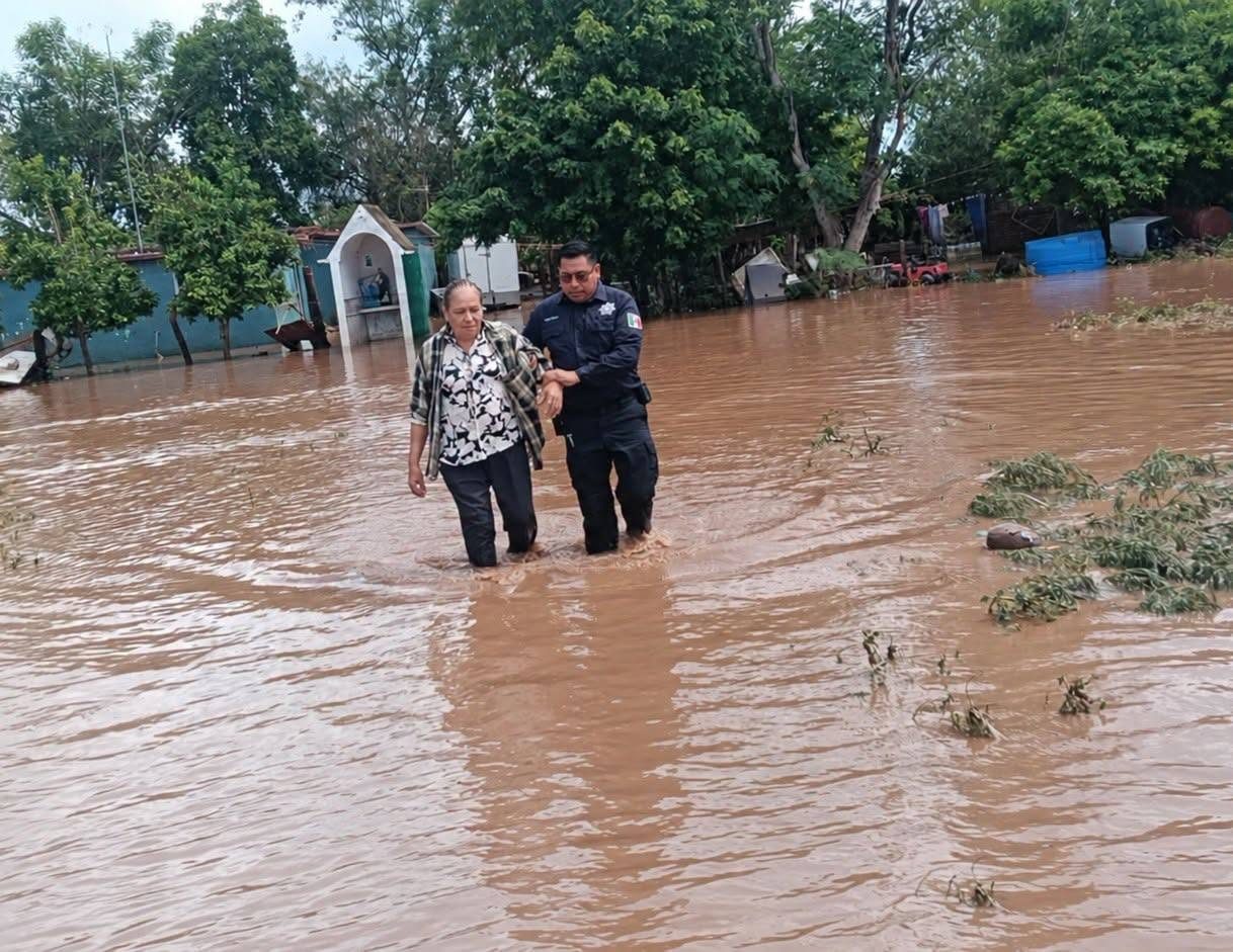 Policía Estatal brinda auxilio y protección a familias en zonas afectadas por lluvias en Sonora