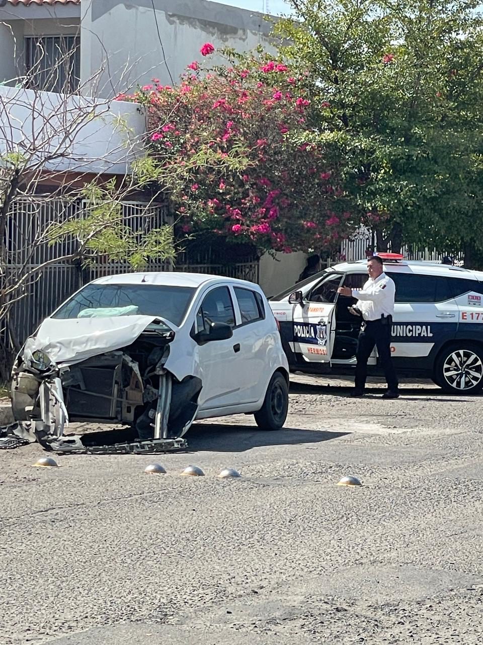 Aparatoso choque en la colonia San Benito deja cuantiosos daños materiales